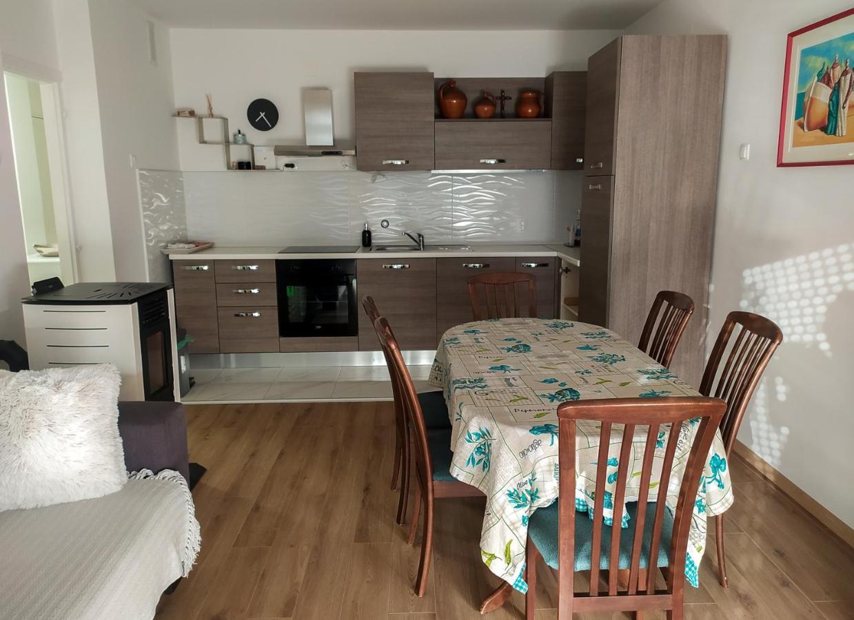 Novouredeni Stan S Balkonom I Pogledom Na More Senj  Esterno foto
